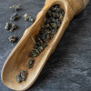 Oolong présenter en vrac dans cuillère en bois