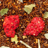 Rooibos morceaux de fraises, framboises entières et feuilles de mûre sur une base de rooibos naturel bio.