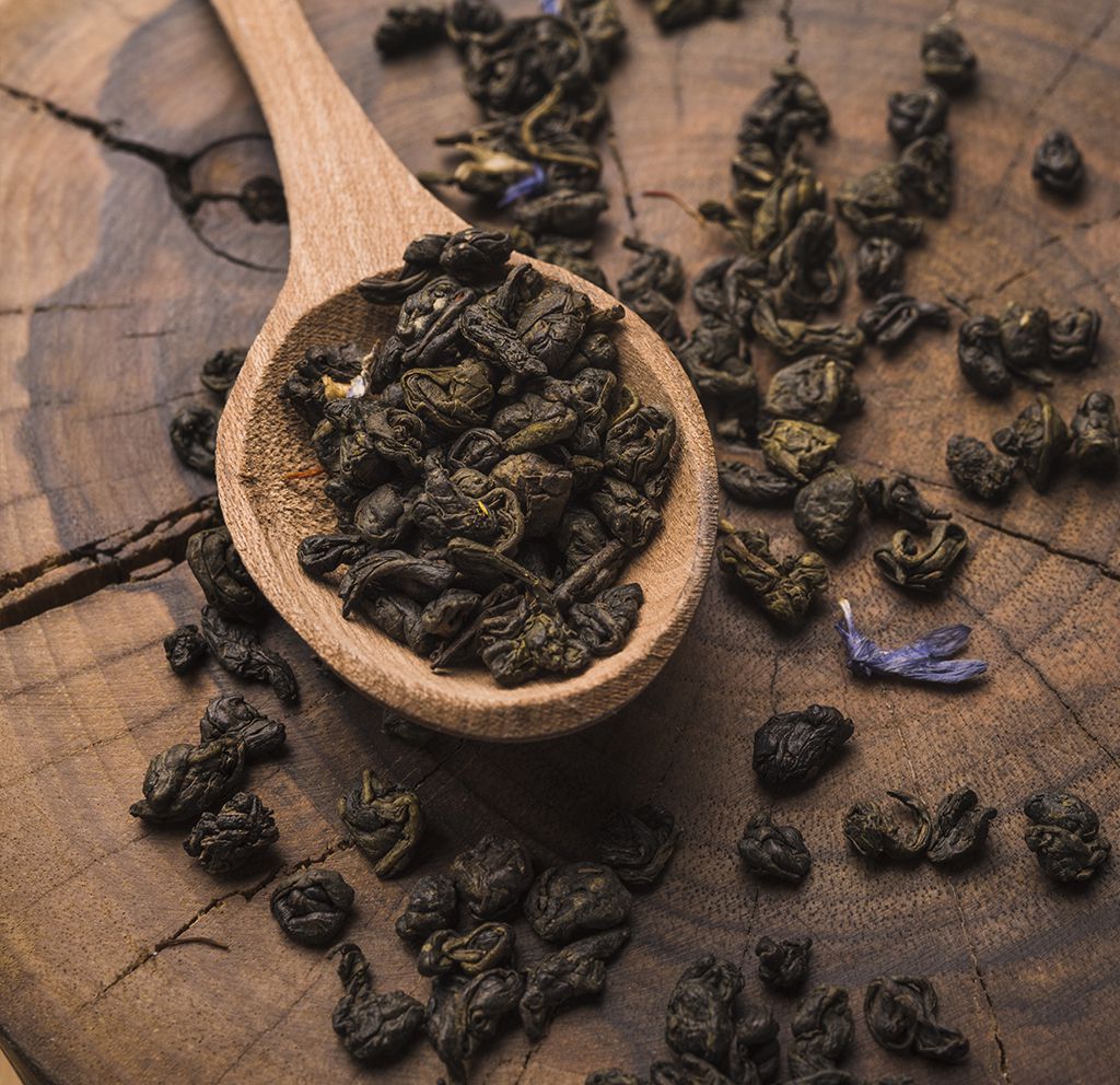 feuille de thé milky oolong dans une cuillère en bois