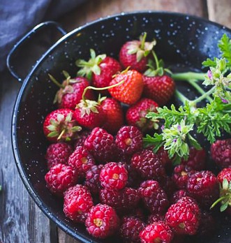 Tisane aux fruits rouges : votre allié santé et beauté